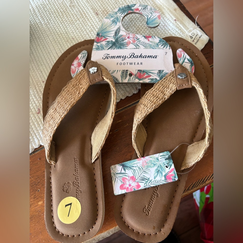 🤎 Tommy Bahama Tan and Brown Sandals